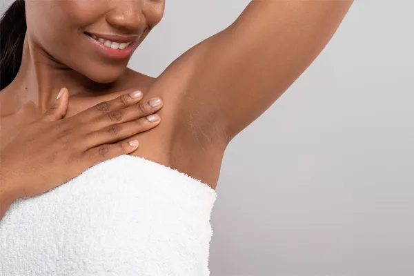Botox-for-Excessive-Sweating-Clinic Close up of an African American woman wrapped in a white towel showing her underarm area. Visit Botox® for excessive sweating specialist Tanya Zboril, NP of TBT Medical in Kitchener-Waterloo.